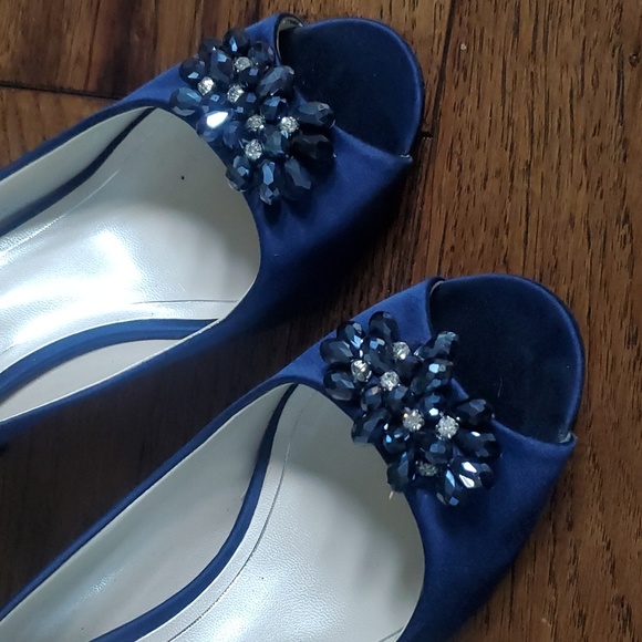Beautiful comfortable navy satin shoes - Picture 5 of 10
